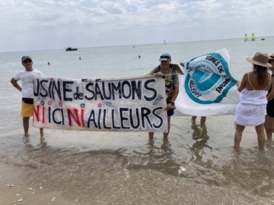 Manifestation dans l’eau contre un projet industriel d’élevage de saumons au Verdon